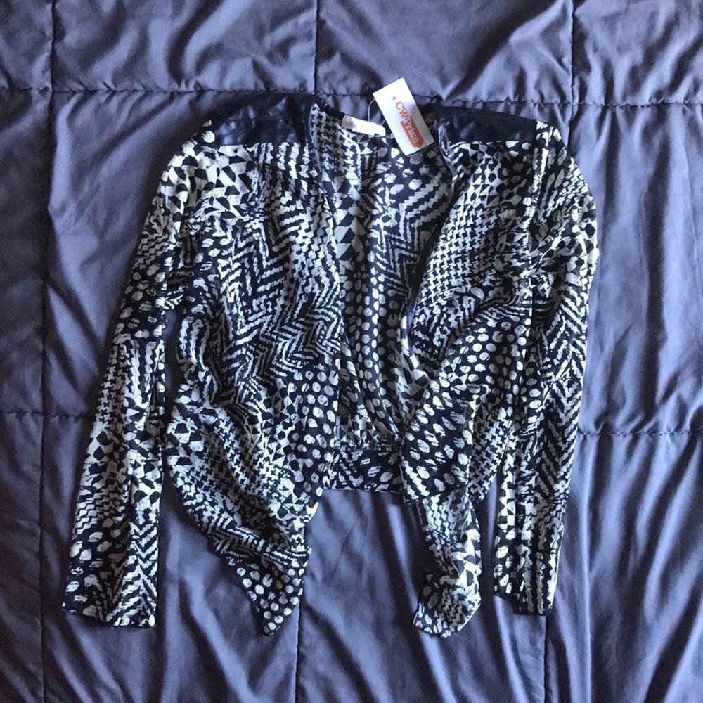 Pretty Good long sleeve thin shirt with beige pattern size large. Brand new